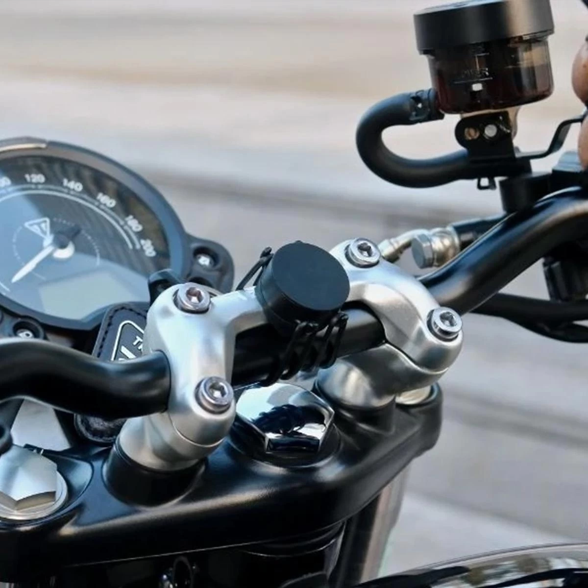 Shapeheart Magnetic Smartphone Case & Mount For Motorcycle Handlebars - Medium (150mm) 6 Shapeheart Magnetic Smartphone Case & Mount For Motorcycle Handlebars - Medium (150mm) - Image 4