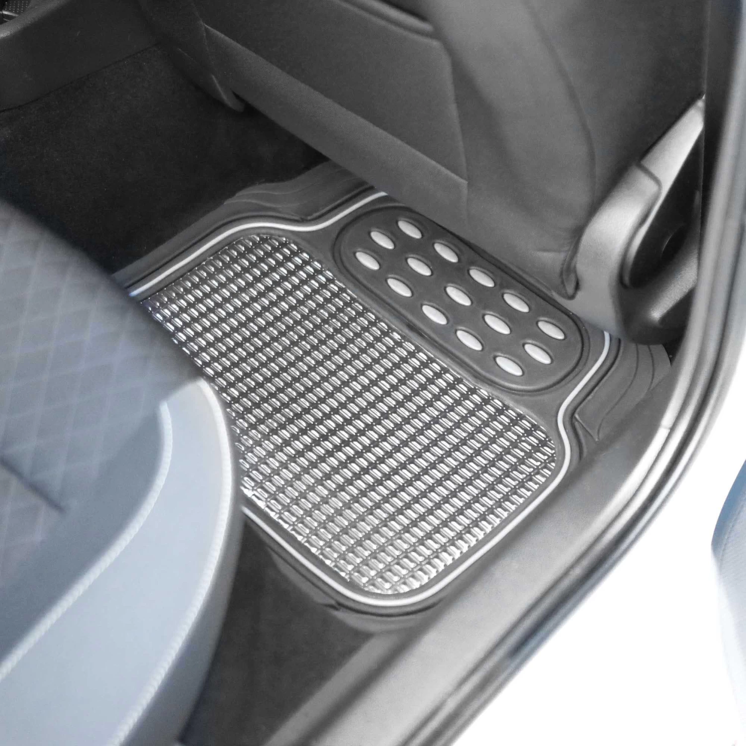 Streetwize 4 Piece Heavy Duty Metallic Style Mat Set - Black & Chrome 5 Streetwize 4 Piece Heavy Duty Metallic Style Mat Set - Black & Chrome - Image 3